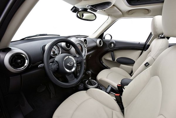 Понякога се налага доста често да го карате в сервиз. И въпросът не е само в двигателите EP6 Prince (въпреки че човечеството едва ли ще успее да измисли нещо по-лошо от ранните версии на този агрегат), но и в невероятната способност на Mini да се повреди неочаквано на различни места. Не, до пробег от сто хиляди те обикновено карат повече или по-малко стабилно (ако закърпите EP6 няколко пъти на дребно), но след това започват да консумират финанси с невероятна скорост.